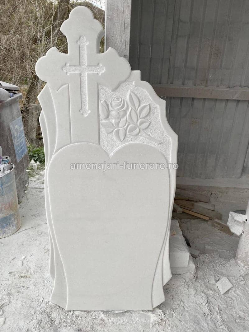 Cruce marmură cu sculpturi 008 - cruce marmură pentru monument funerar la amenajari-funerare.ro