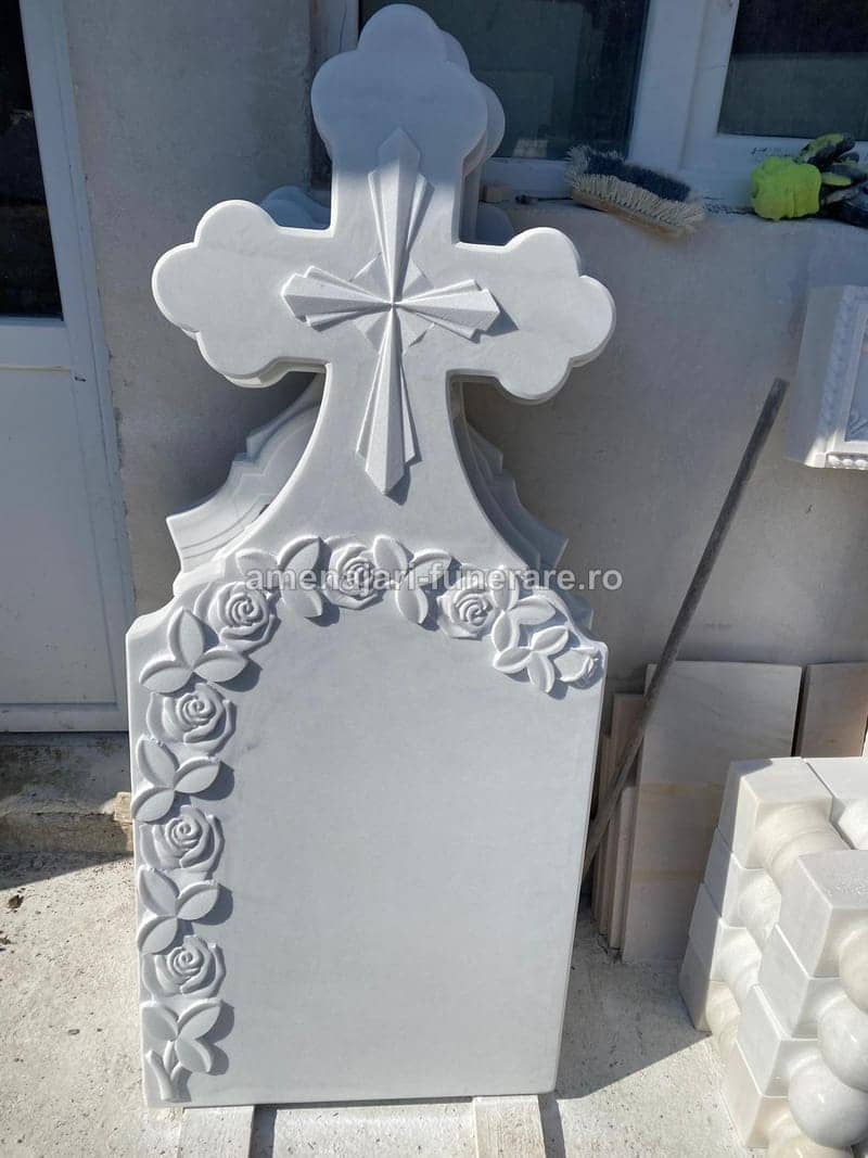 Cruce marmură cu sculpturi 013 - cruce marmură pentru monument funerar la amenajari-funerare.ro