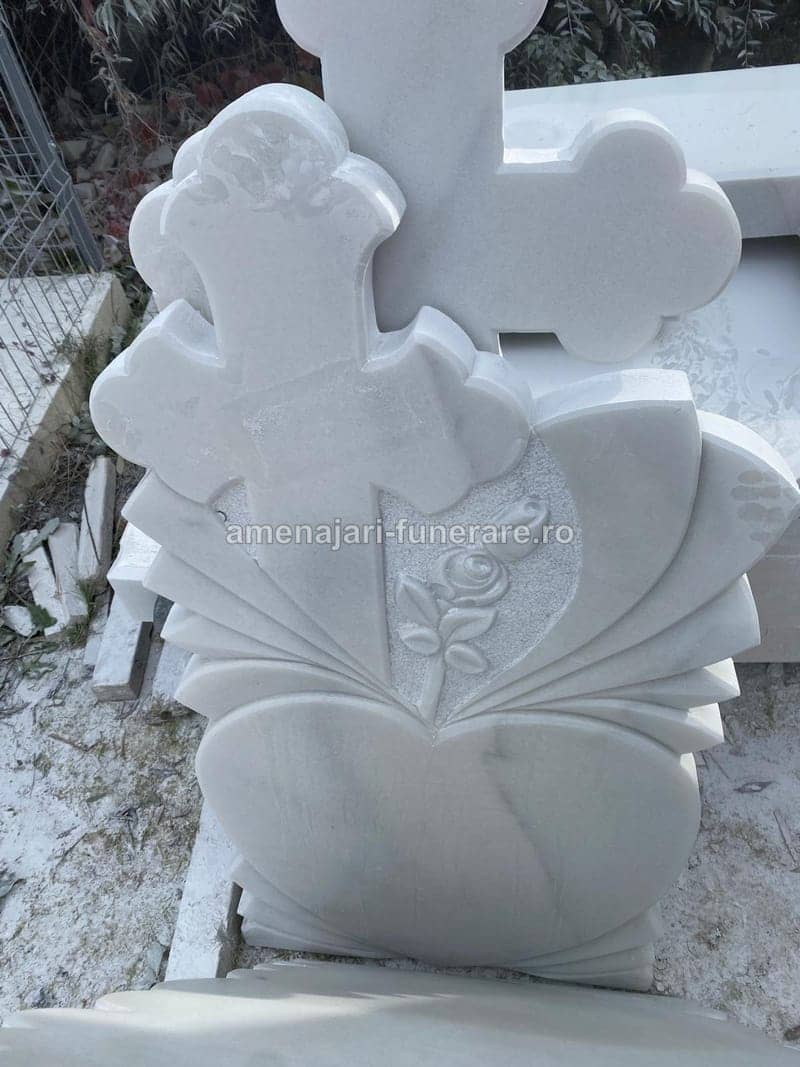 Cruce marmură cu sculpturi 033 - cruce marmură pentru monument funerar la amenajari-funerare.ro