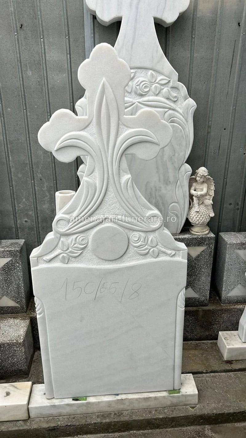 Cruce marmură cu sculpturi 043 - cruce marmură pentru monument funerar la amenajari-funerare.ro