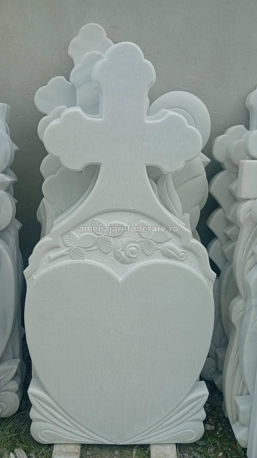 Cruce marmură cu sculpturi 048 - cruce marmură pentru monument funerar la amenajari-funerare.ro