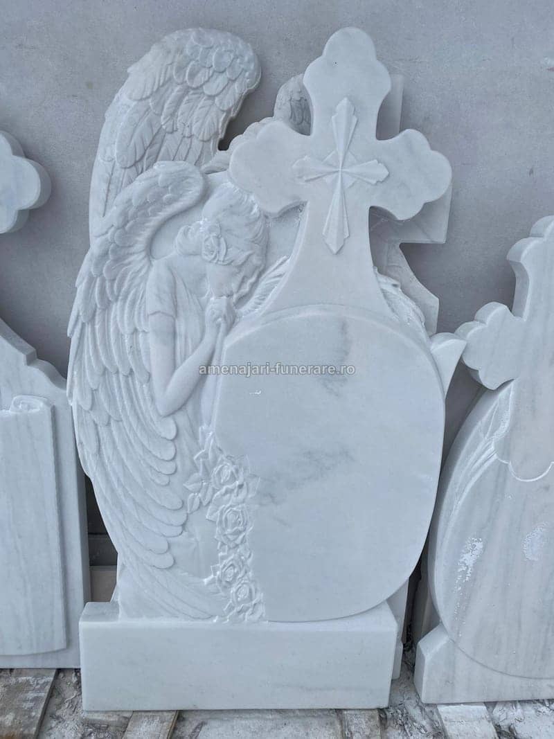 Cruce funerară din marmură albă, model 2 - lucrare realizată de amenajari-funerare.ro
