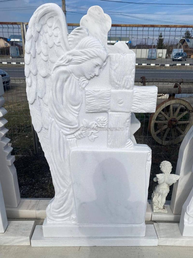 Cruce funerară din marmură albă, model 4 - lucrare realizată de amenajari-funerare.ro