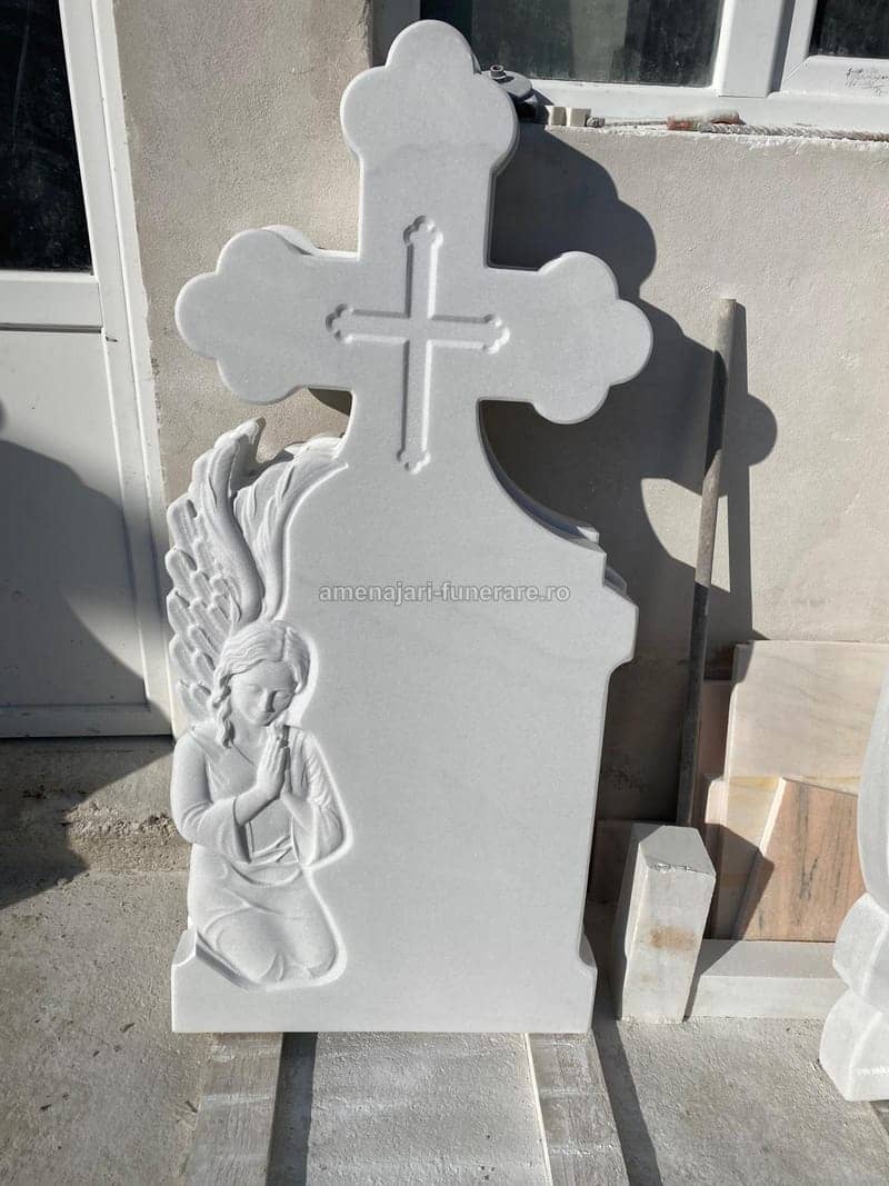 Cruce funerară din marmură albă, model 13 - lucrare realizată de amenajari-funerare.ro