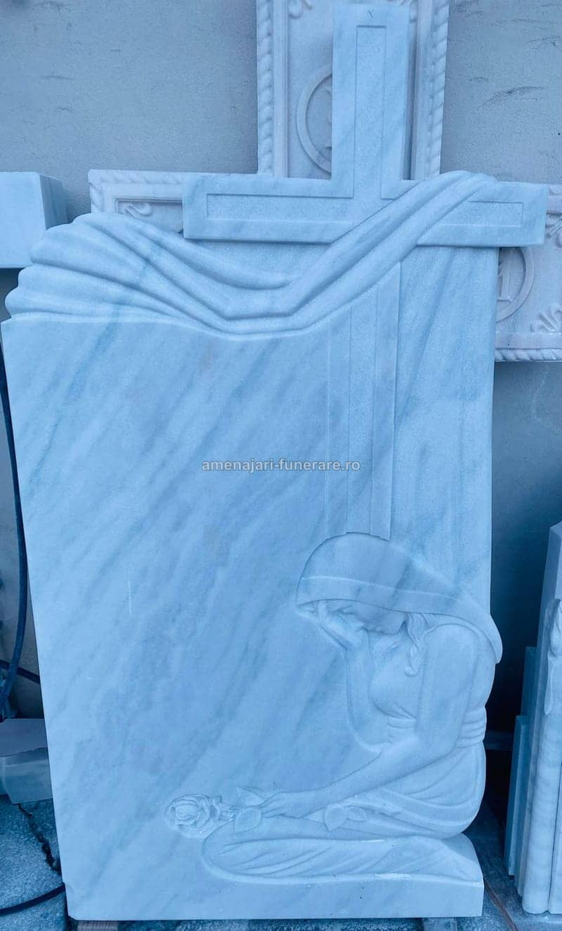 Cruce funerară din marmură albă, model 15 - lucrare realizată de amenajari-funerare.ro