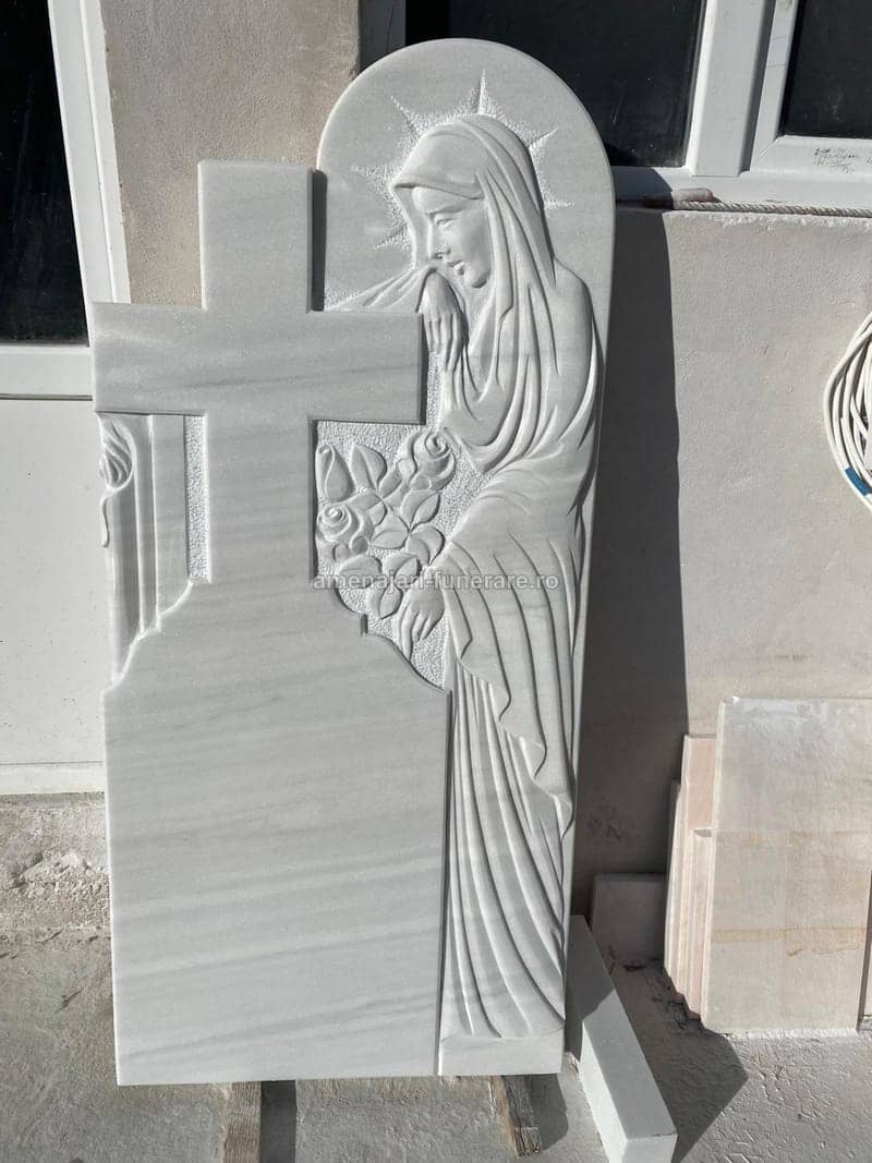 Cruce funerară din marmură albă, model 16 - lucrare realizată de amenajari-funerare.ro