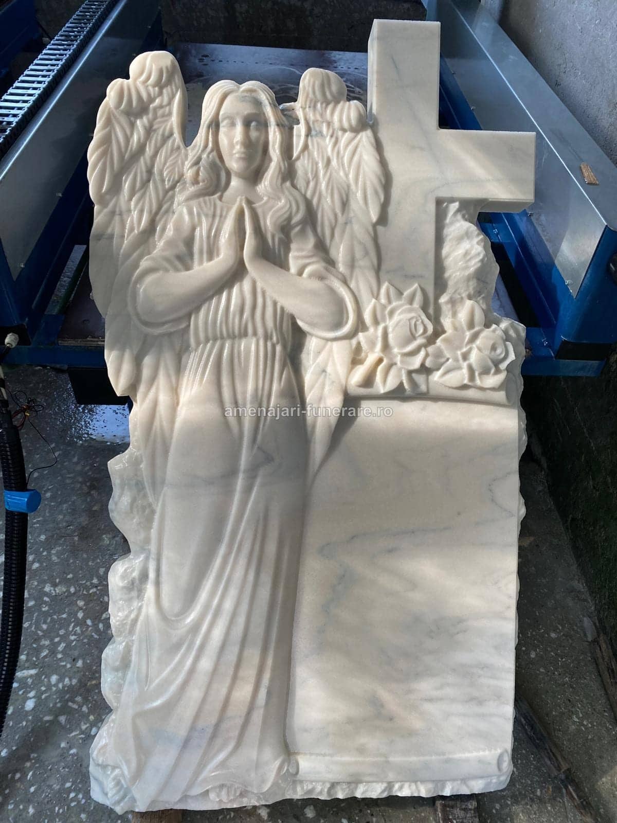 Cruce funerară din marmură albă, model 17 - lucrare realizată de amenajari-funerare.ro
