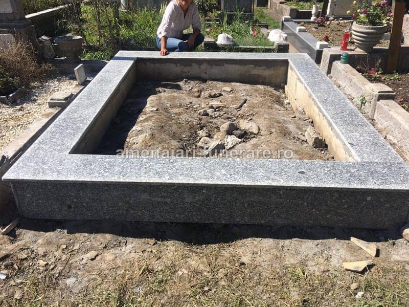 Monument cu cadru și stâlpi 002 - monument funerar granit ansamblu complet la amenajari-funerare.ro