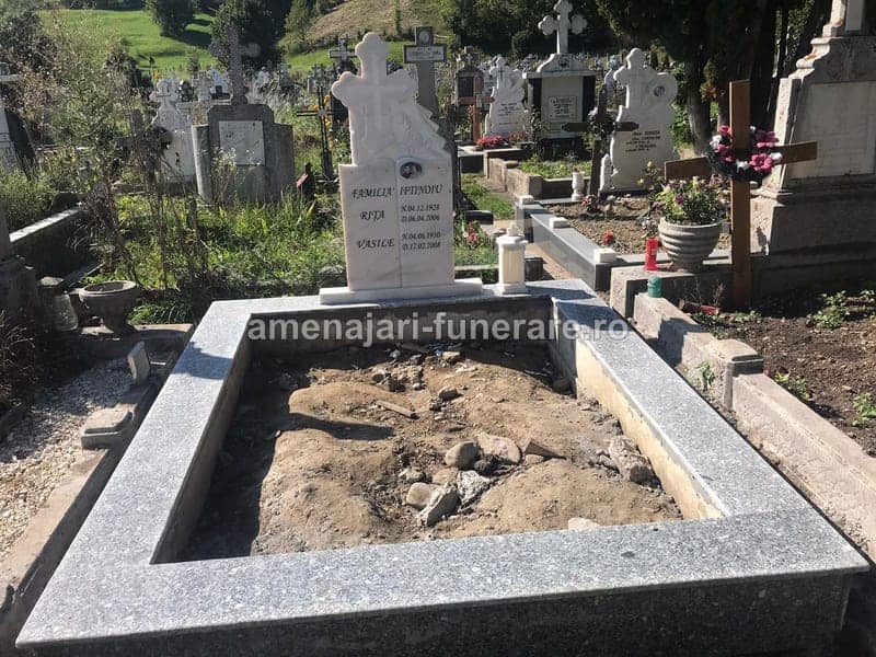 Monument funerar tradițional 004 - monument funerar granit ansamblu complet la amenajari-funerare.ro