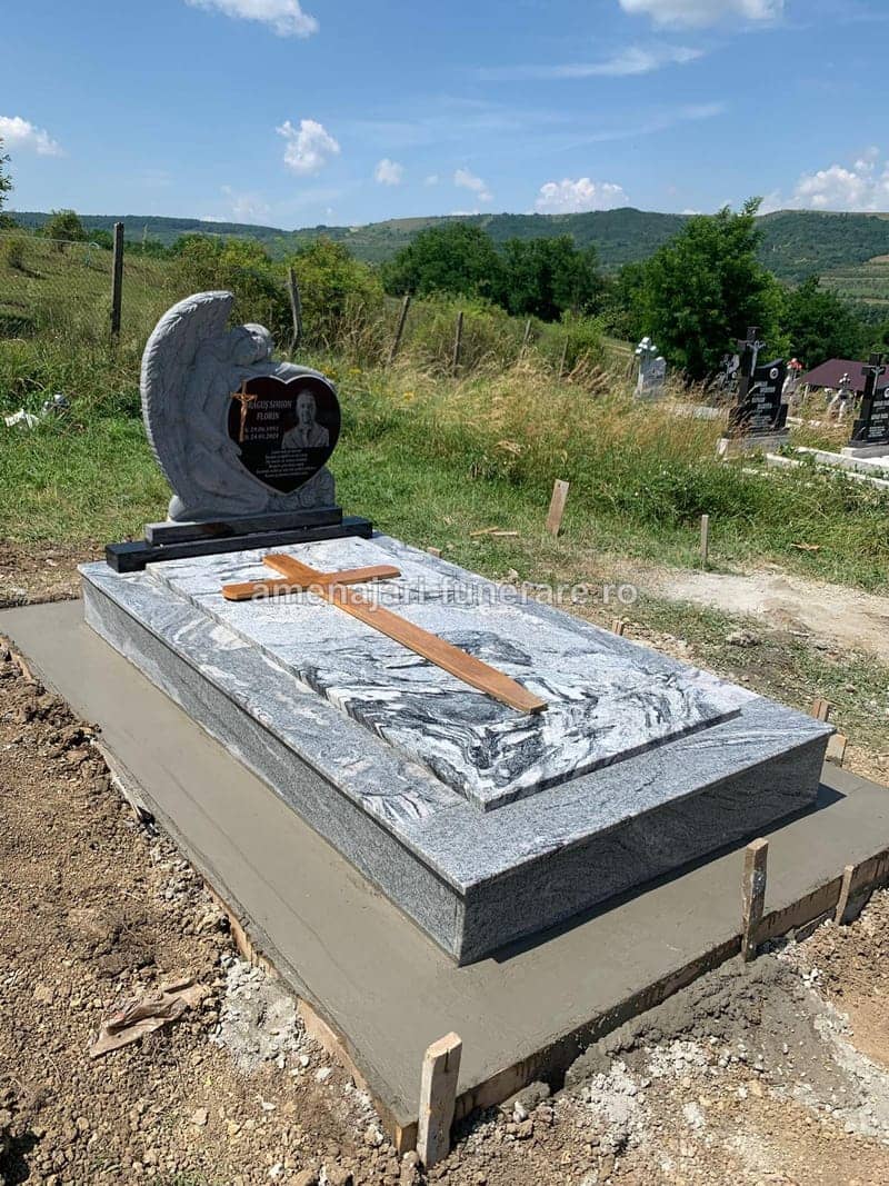 Monument cu cadru și stâlpi 007 - monument funerar granit ansamblu complet la amenajari-funerare.ro