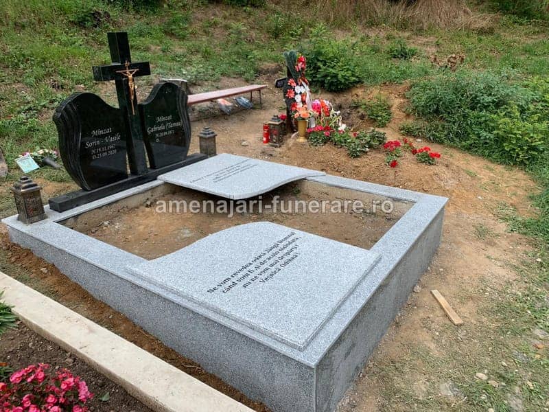 Monument funerar tradițional 009 - monument funerar granit ansamblu complet la amenajari-funerare.ro