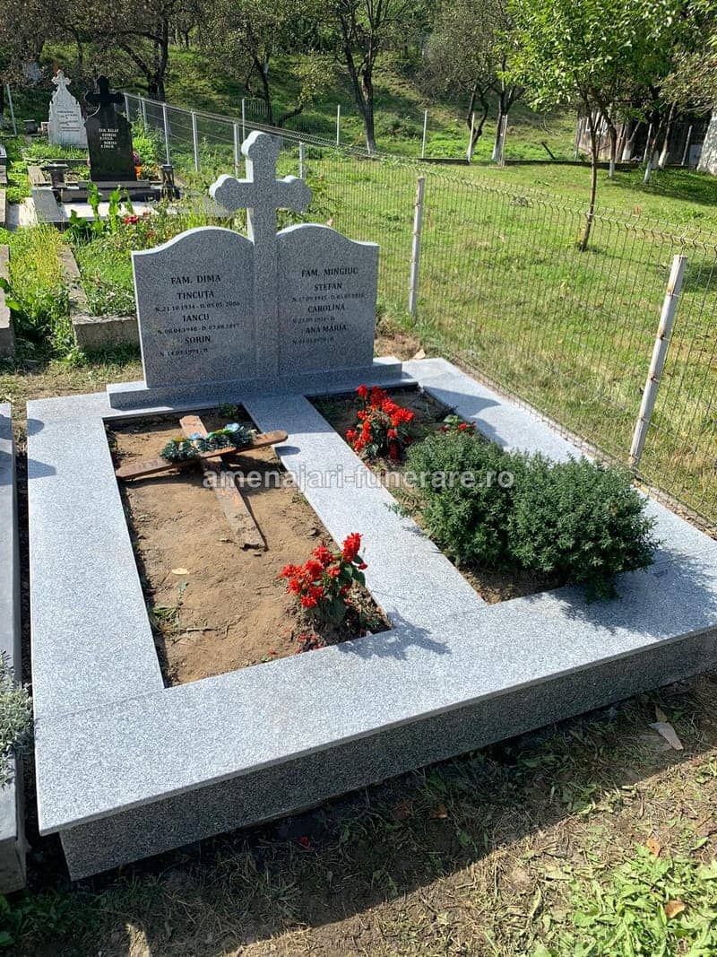 Monument complet cu accesorii 010 - monument funerar granit ansamblu complet la amenajari-funerare.ro