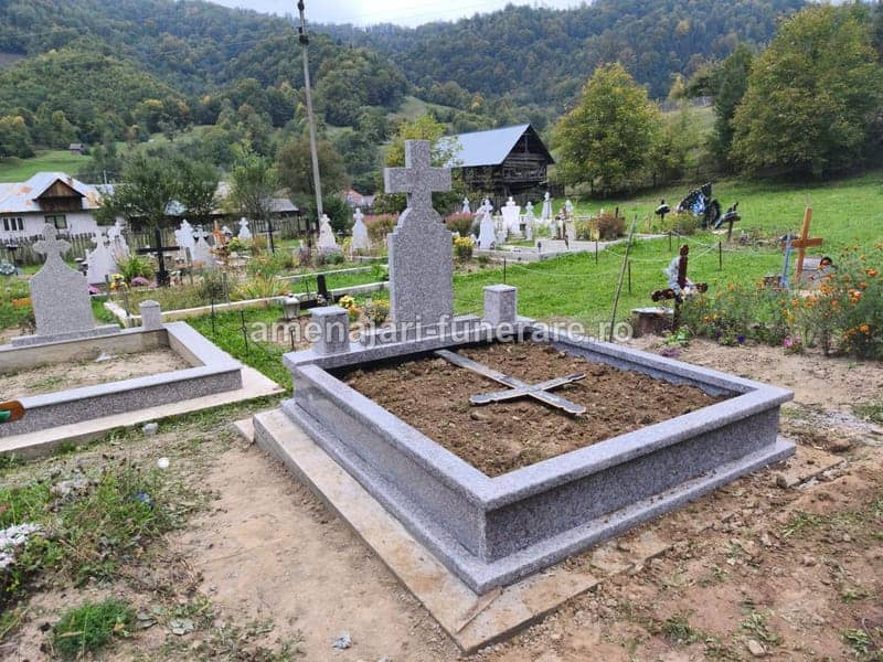 Monument cu cadru și stâlpi 012 - monument funerar granit ansamblu complet la amenajari-funerare.ro