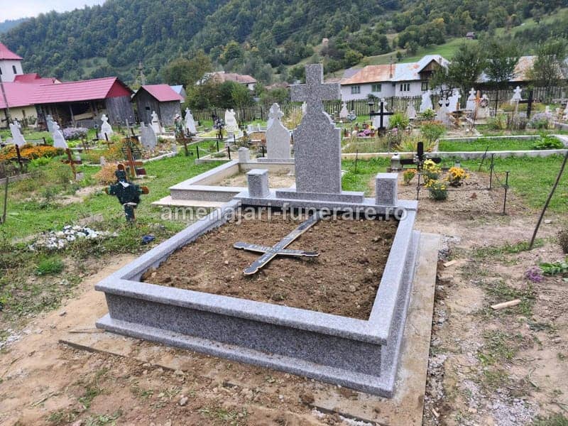 Monument funerar tradițional 014 - monument funerar granit ansamblu complet la amenajari-funerare.ro