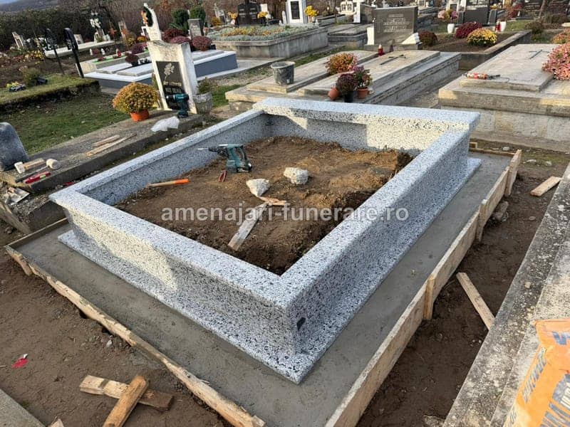 Monument ansamblu premium 018 - monument funerar granit ansamblu complet la amenajari-funerare.ro