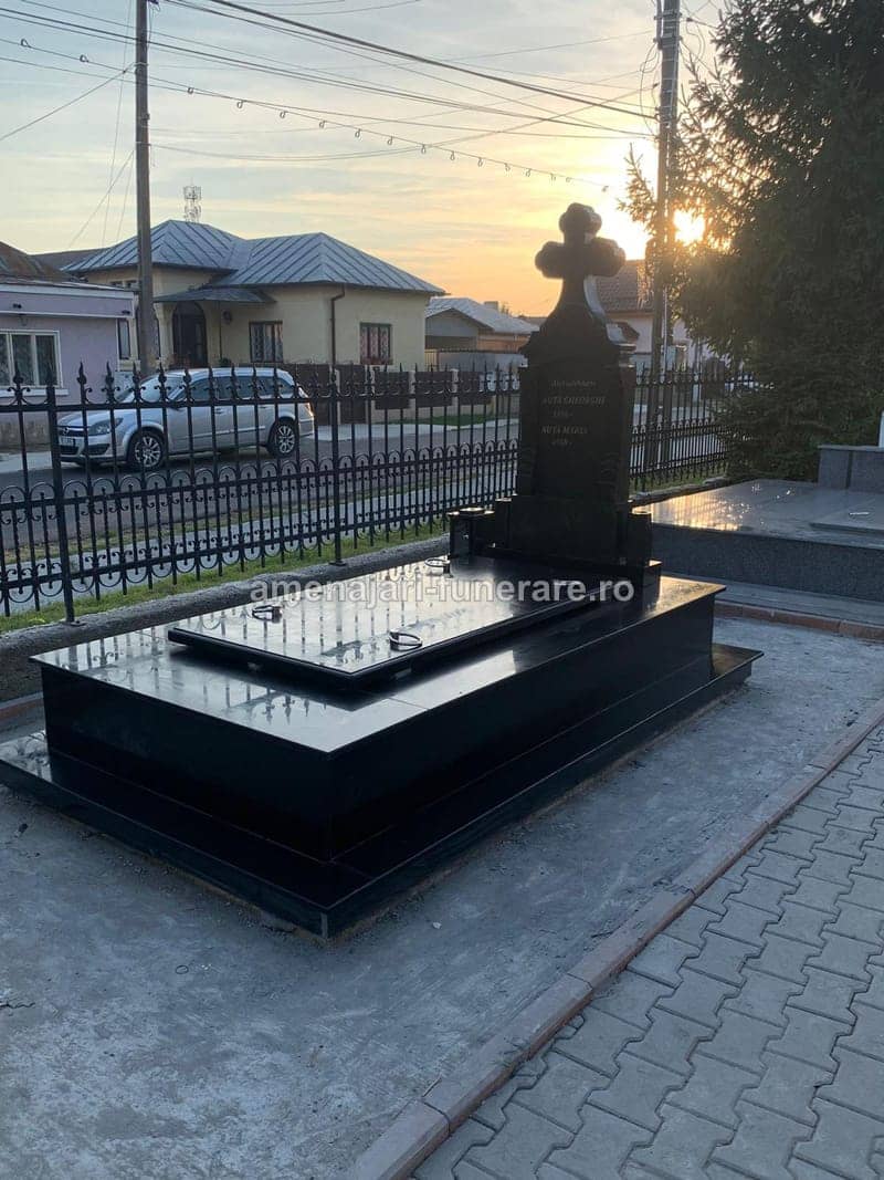 Monument cu cadru și stâlpi 022 - monument funerar granit ansamblu complet la amenajari-funerare.ro