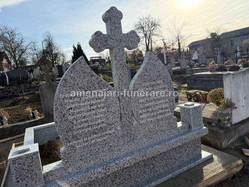 Monument funerar tradițional 024 - monument funerar granit ansamblu complet la amenajari-funerare.ro