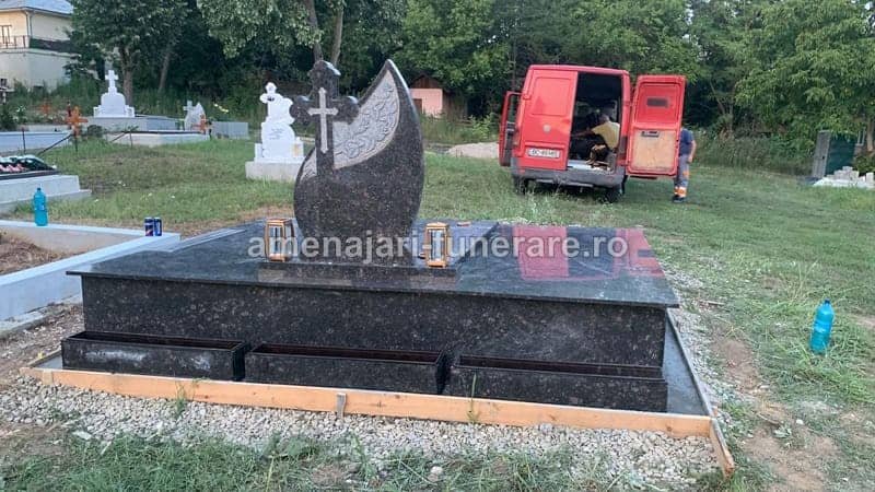 Monument complet cu accesorii 025 - monument funerar granit ansamblu complet la amenajari-funerare.ro