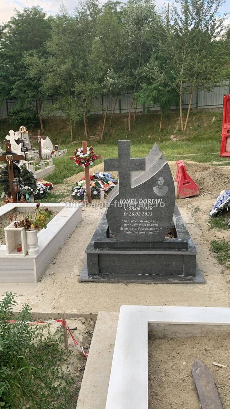 Monument cu cadru și stâlpi 027 - monument funerar granit ansamblu complet la amenajari-funerare.ro