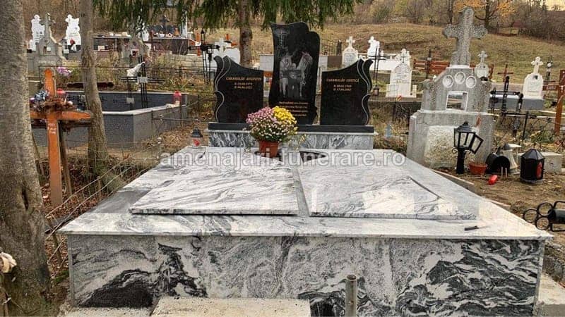 Monument complet cu accesorii 035 - monument funerar granit ansamblu complet la amenajari-funerare.ro