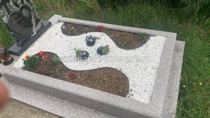 Monument funerar tradițional 039 - monument funerar granit ansamblu complet la amenajari-funerare.ro