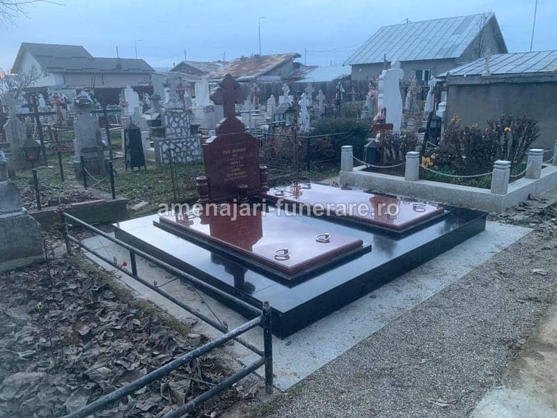 Monument cu cadru și stâlpi 042 - monument funerar granit ansamblu complet la amenajari-funerare.ro
