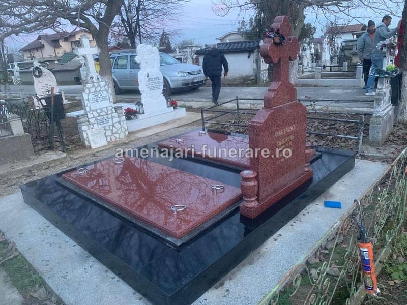 Monument funerar tradițional 044 - monument funerar granit ansamblu complet la amenajari-funerare.ro