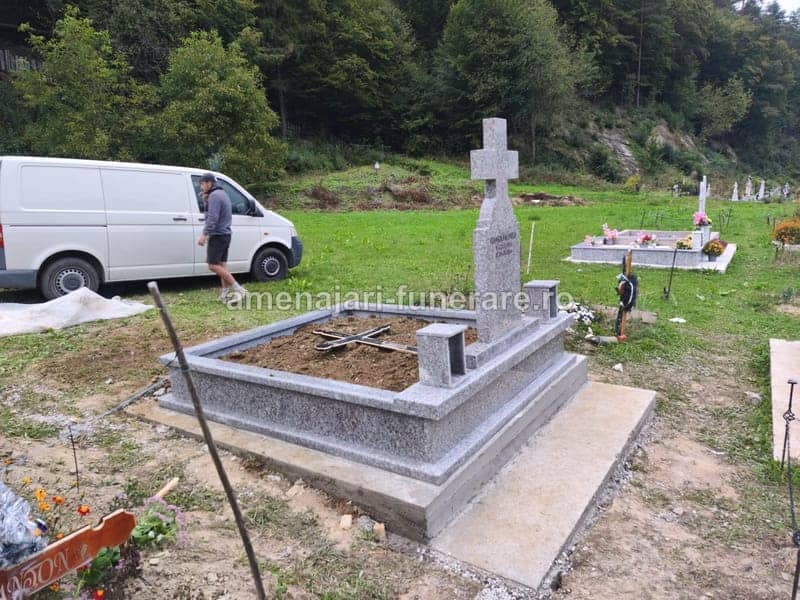 Monument complet cu accesorii 045 - monument funerar granit ansamblu complet la amenajari-funerare.ro