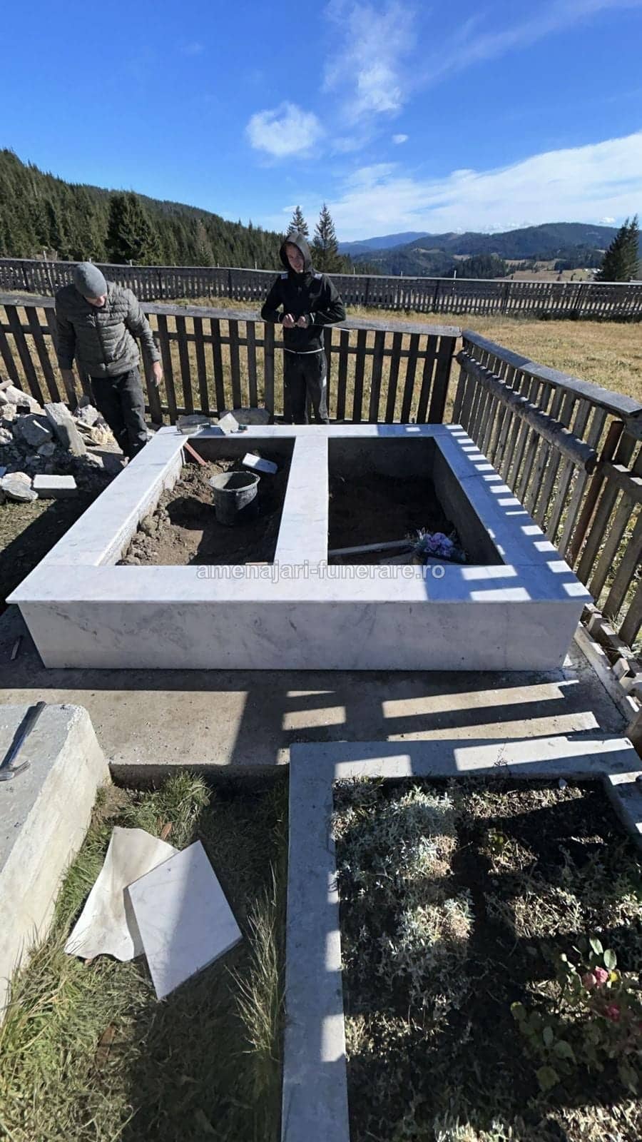 Monument cu cadru și stâlpi 047 - monument funerar granit ansamblu complet la amenajari-funerare.ro