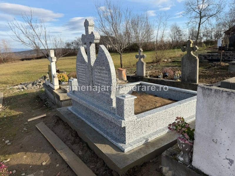 Monument complet cu accesorii 055 - monument funerar granit ansamblu complet la amenajari-funerare.ro