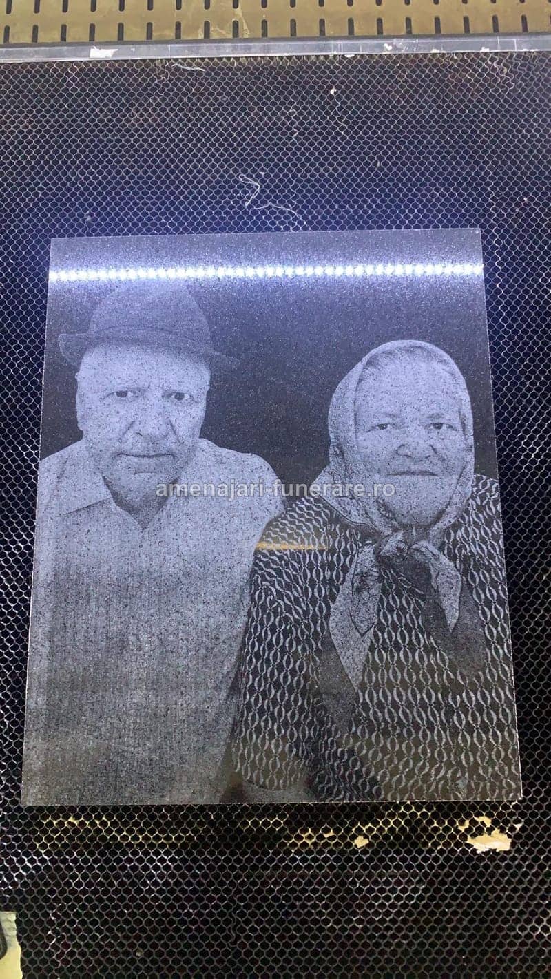 Portret laser fotorealist 011 - portret gravat laser pe granit la amenajari-funerare.ro