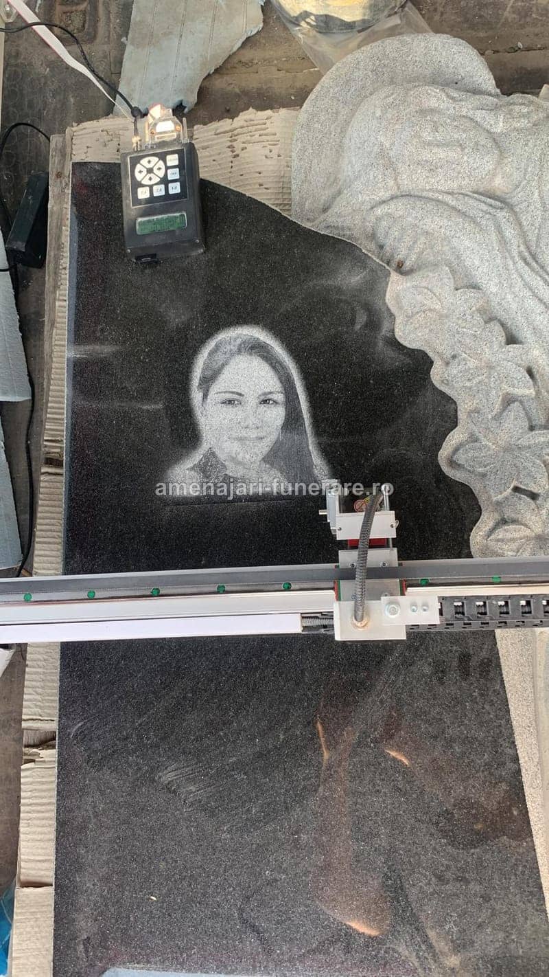 Portret laser fotorealist 016 - portret gravat laser pe granit la amenajari-funerare.ro