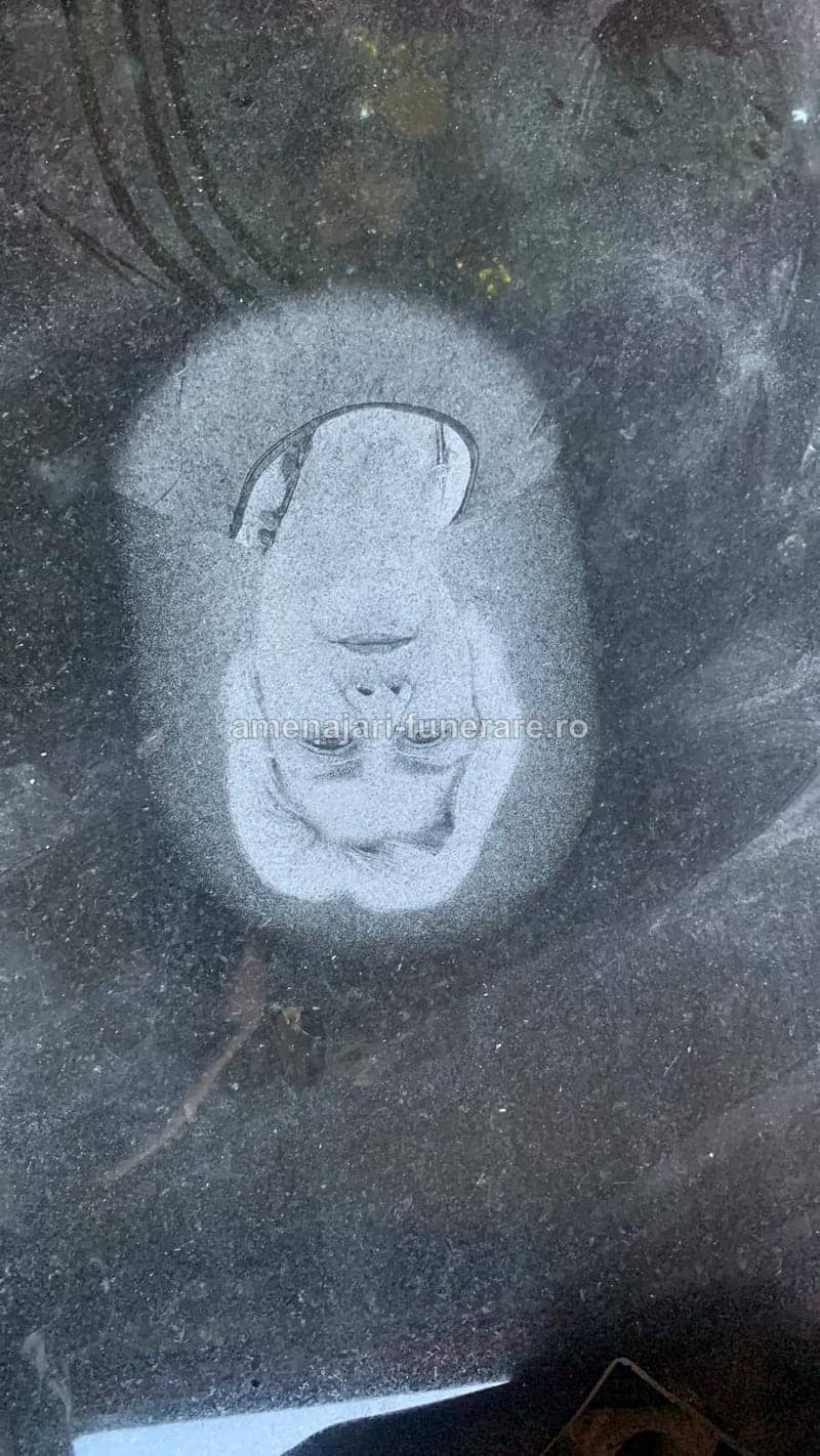Portret laser cu fundal 018 - portret gravat laser pe granit la amenajari-funerare.ro