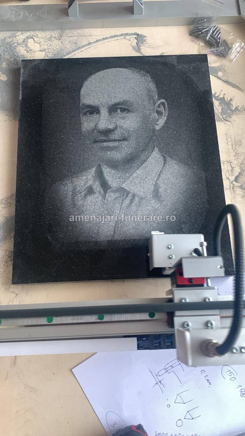 Portret gravat laser pe granit 022 - portret gravat laser pe granit la amenajari-funerare.ro
