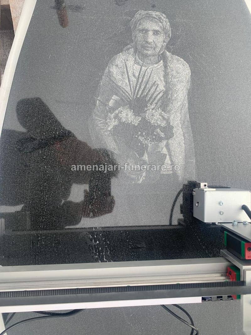 Portret laser cu fundal 023 - portret gravat laser pe granit la amenajari-funerare.ro