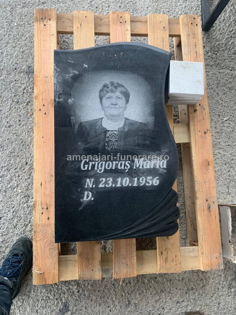 Portret laser cu fundal 033 - portret gravat laser pe granit la amenajari-funerare.ro