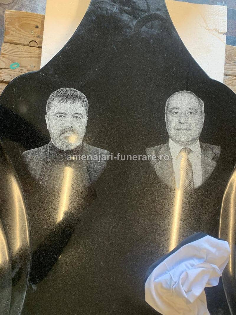 Portret laser cu fundal 038 - portret gravat laser pe granit la amenajari-funerare.ro