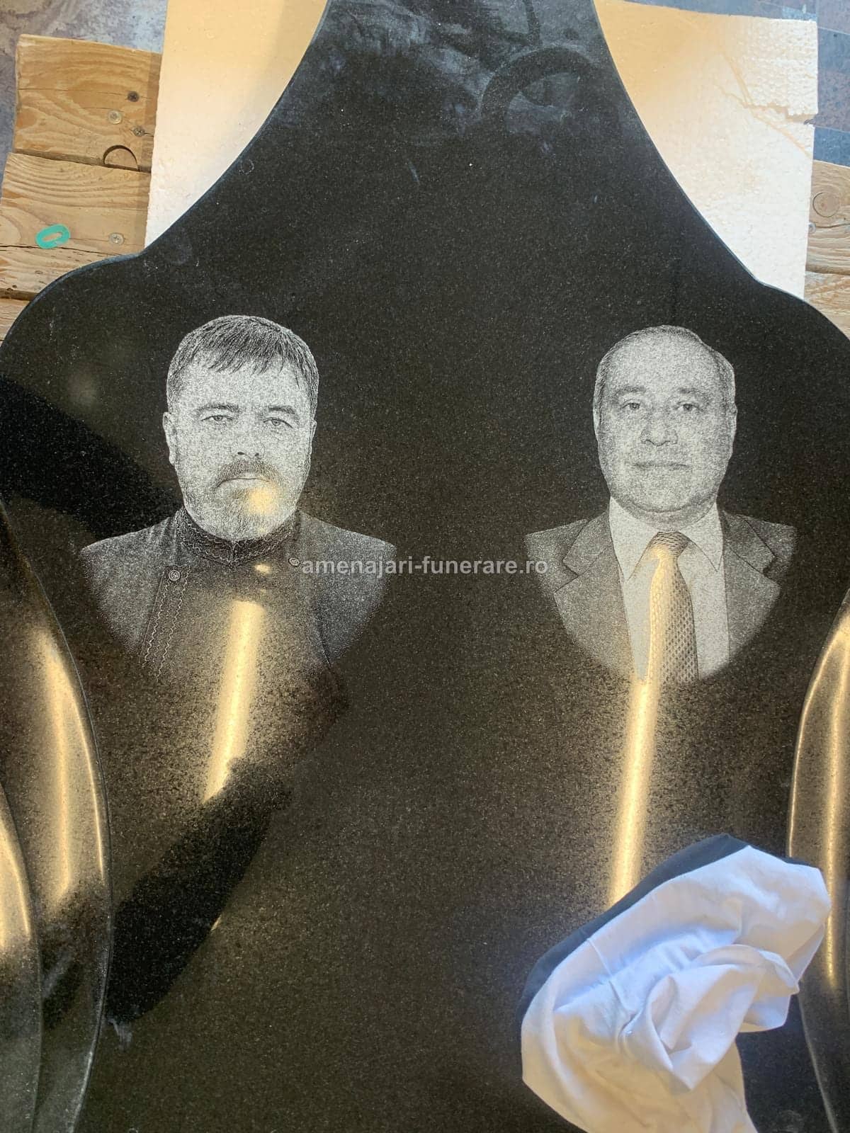 Portret laser cu fundal 038 - portret gravat laser pe granit la amenajari-funerare.ro