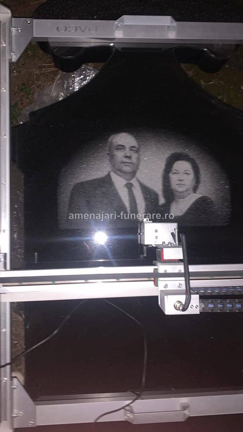 Portret laser cu fundal 043 - portret gravat laser pe granit la amenajari-funerare.ro
