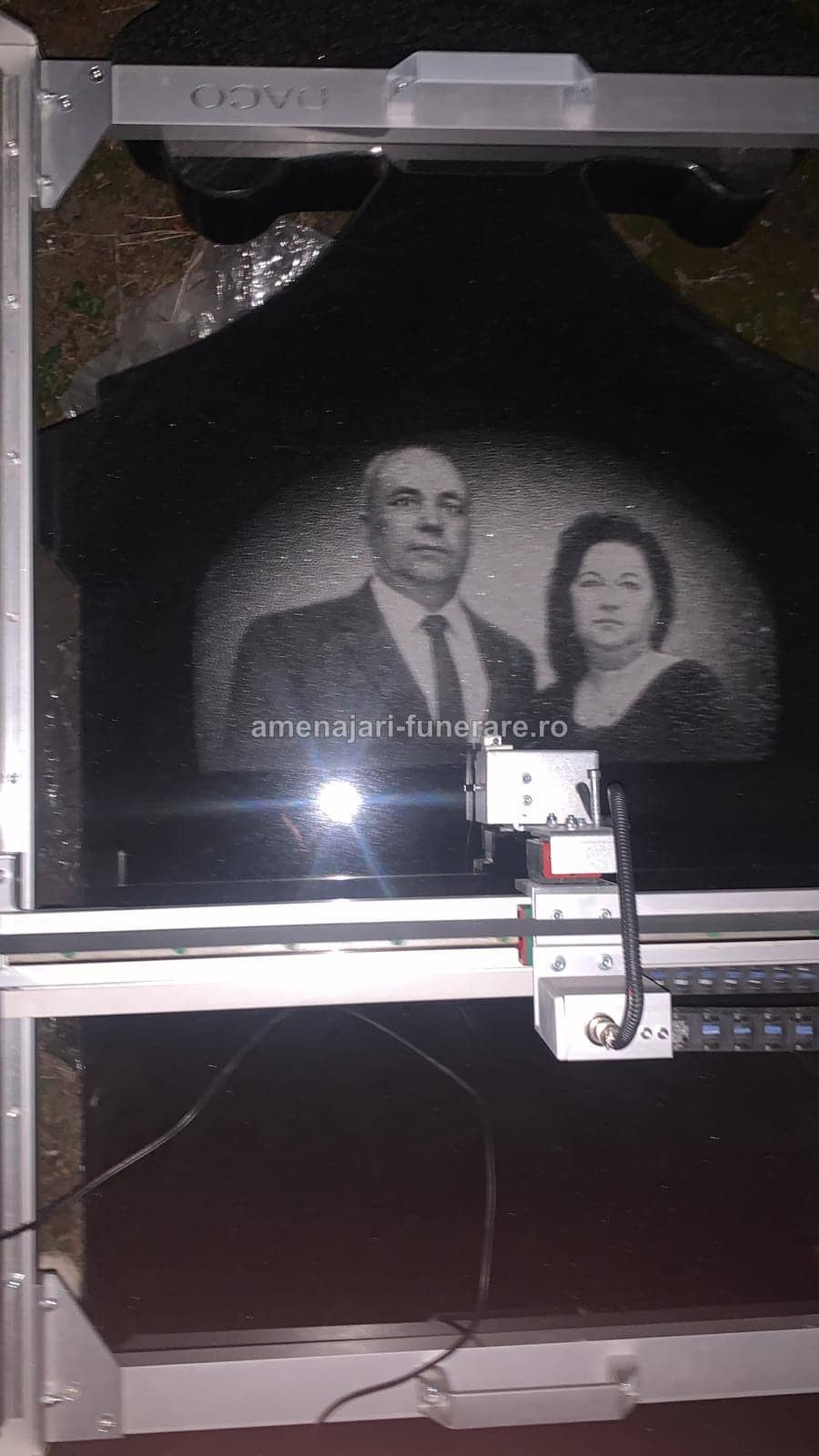 Portret laser cu fundal 043 - portret gravat laser pe granit la amenajari-funerare.ro