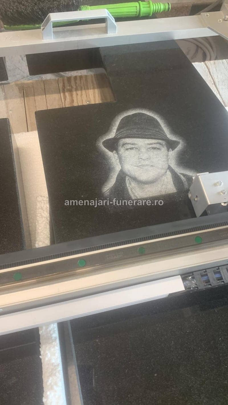 Portret gravat laser pe granit 047 - portret gravat laser pe granit la amenajari-funerare.ro