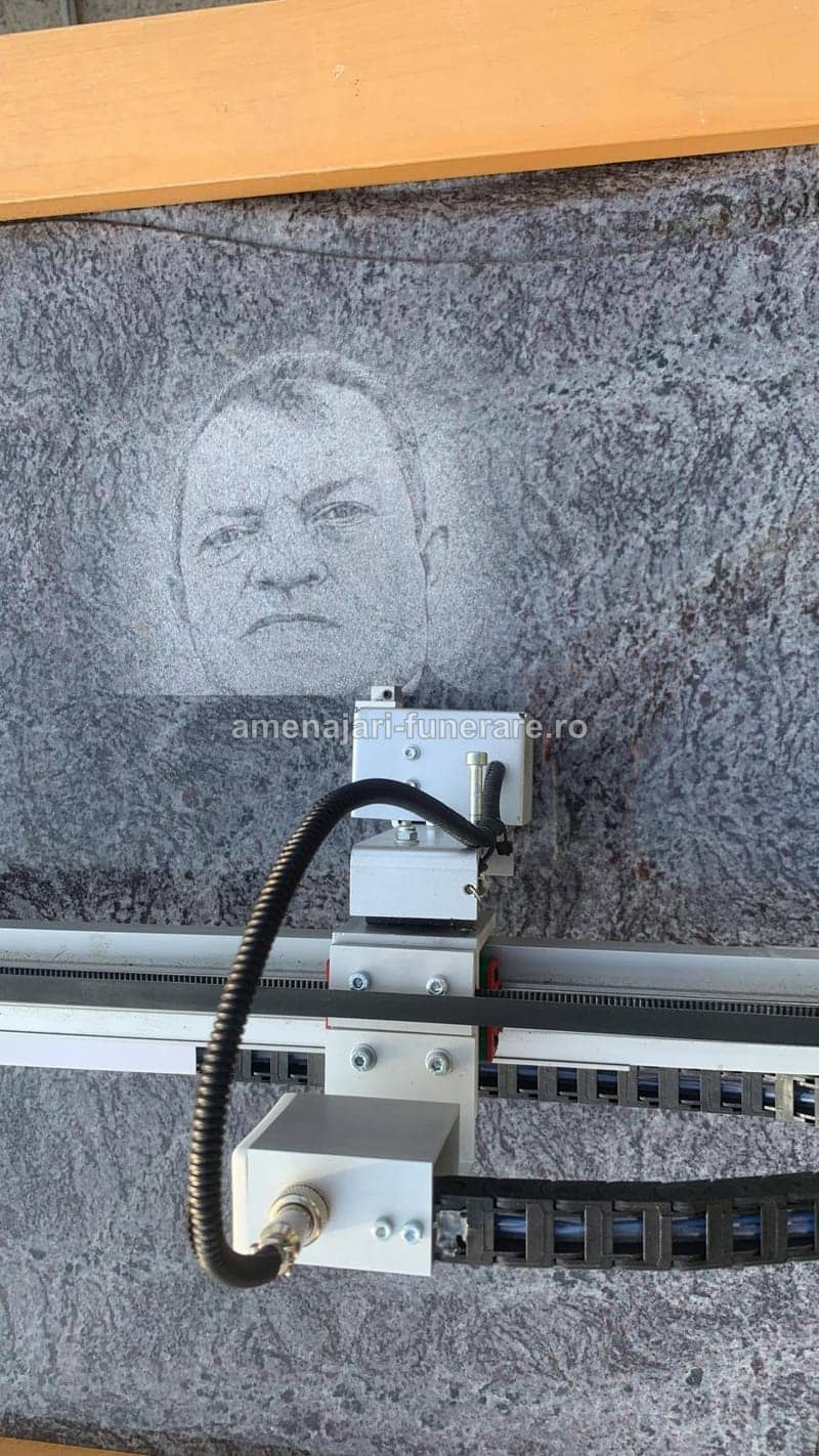 Portret laser cu fundal 048 - portret gravat laser pe granit la amenajari-funerare.ro