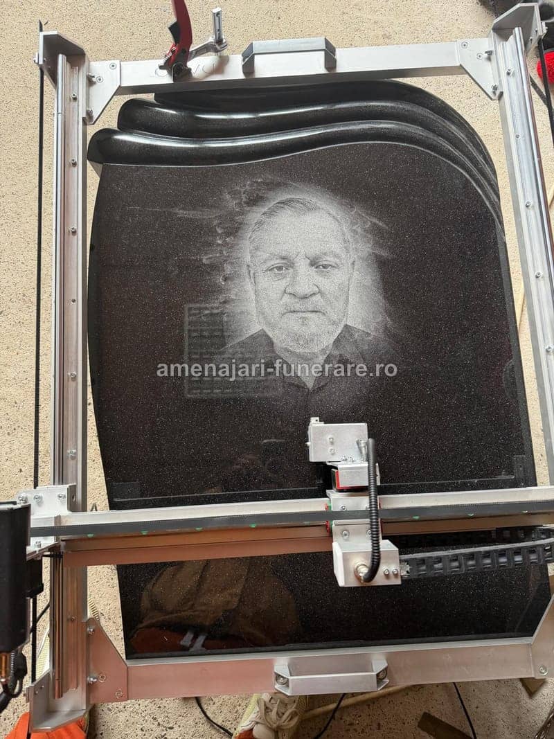 Portret laser fotorealist 056 - portret gravat laser pe granit la amenajari-funerare.ro