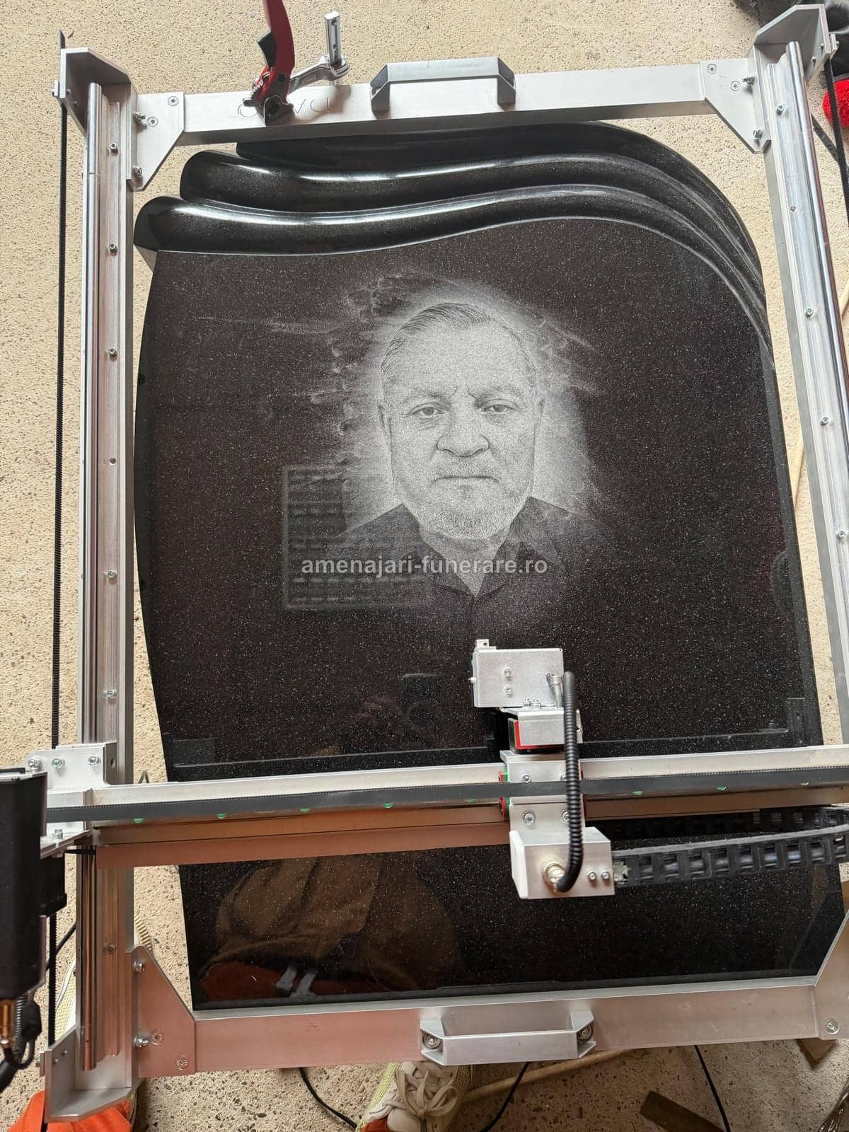 Portret laser fotorealist 056 - portret gravat laser pe granit la amenajari-funerare.ro