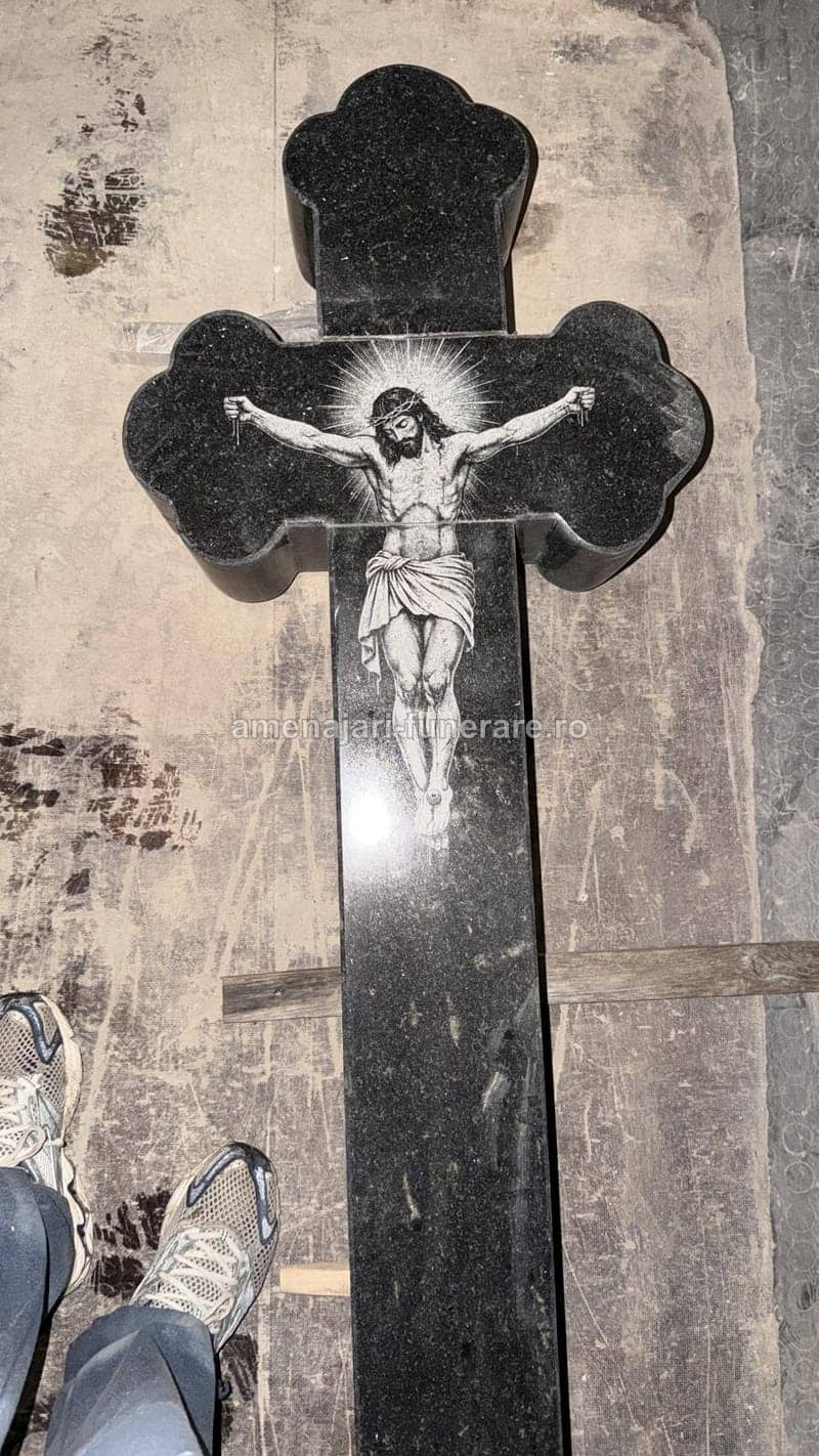 Portret laser cu fundal 058 - portret gravat laser pe granit la amenajari-funerare.ro