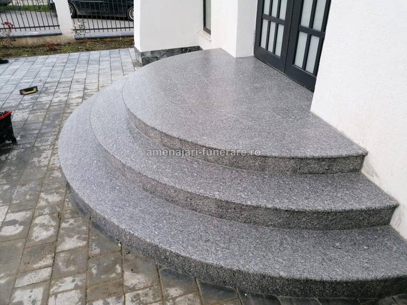 Trepte funerare din granit, model 8 - lucrare realizată de amenajari-funerare.ro