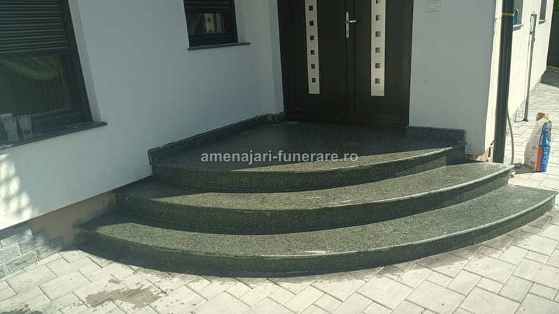Trepte funerare din granit, model 9 - lucrare realizată de amenajari-funerare.ro