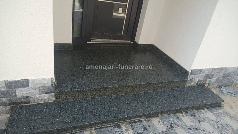 Trepte funerare din granit, model 11 - lucrare realizată de amenajari-funerare.ro