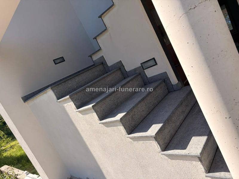 Trepte funerare din granit, model 13 - lucrare realizată de amenajari-funerare.ro