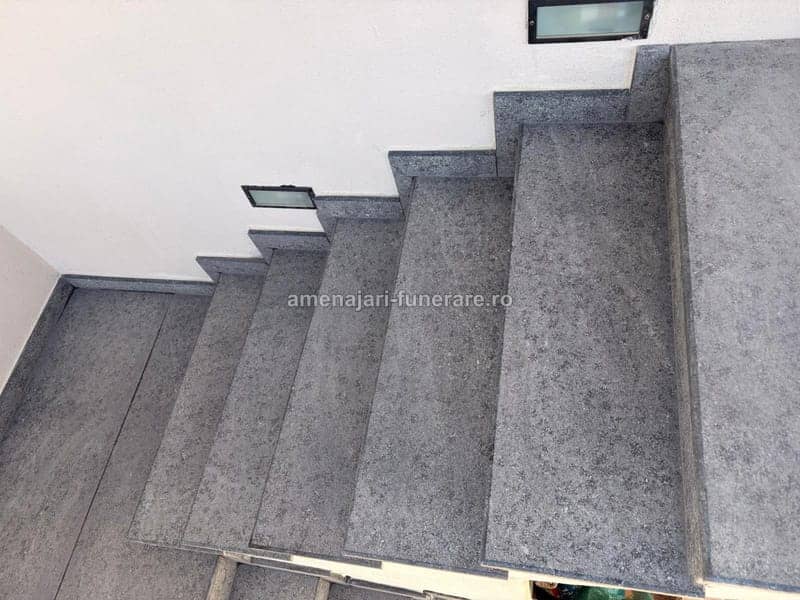 Trepte funerare din granit, model 14 - lucrare realizată de amenajari-funerare.ro